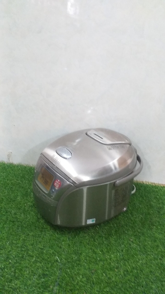 Nồi cơm điện cao tần  SANYO : ECJ-IX18E4 có áp suất 1bi 1,8L