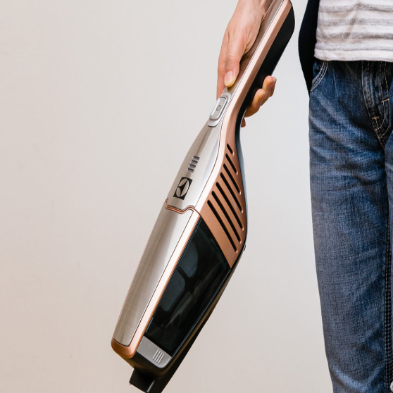 may-hut-bui-cam-tay-electrolux-zb3114ak