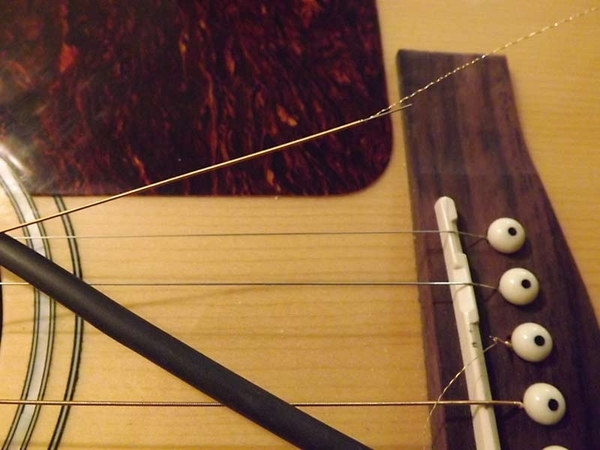 Nguyên nhân làm dây đàn guitar bị đứt và cách khắc phục