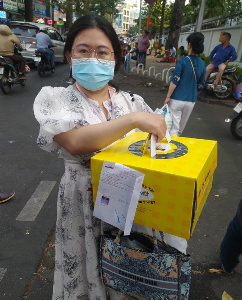 ảnh giao bánh kem thực tế tại Xã A Lưới 4