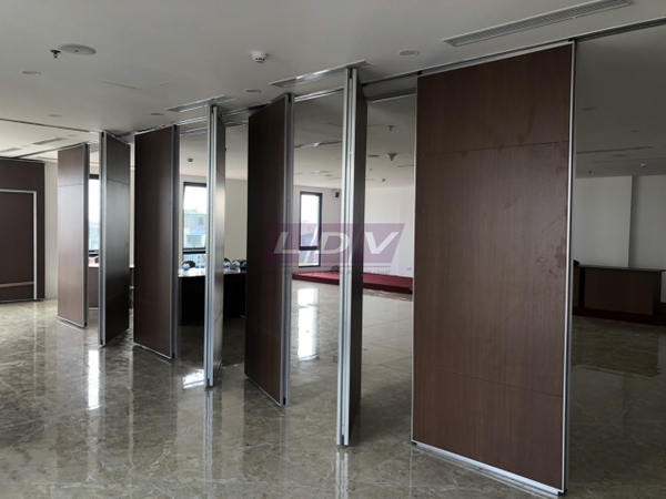 Công trình sản xuất và thi công vách ngăn di động gỗ nâu
