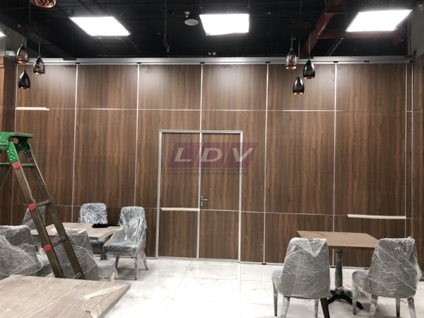 Dự án vách ngăn di động gỗ nâu sẫm tại The Terra - 83 Hào Nam