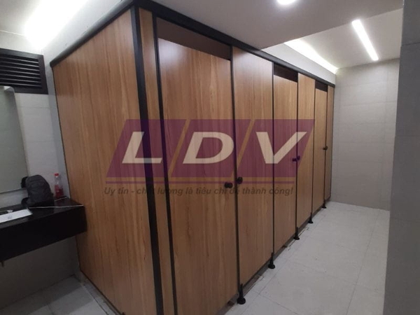 Vách ngăn nhà vệ sinh Composite | Các mẫu phổ biến kèm báo giá [NEW 2024]