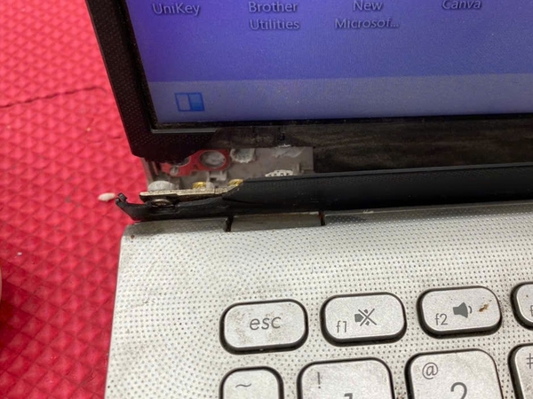 Bản lề máy Asus bị bung