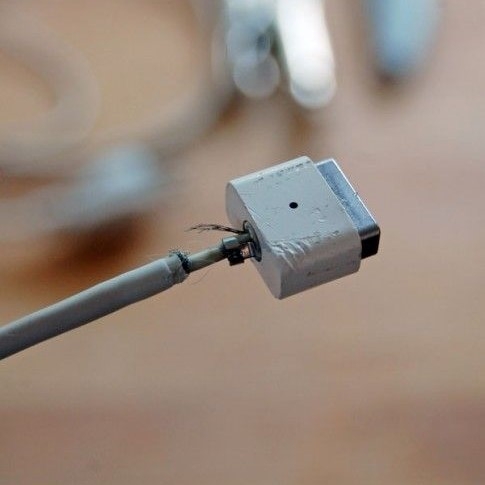 chân sạc macbook bị đứt