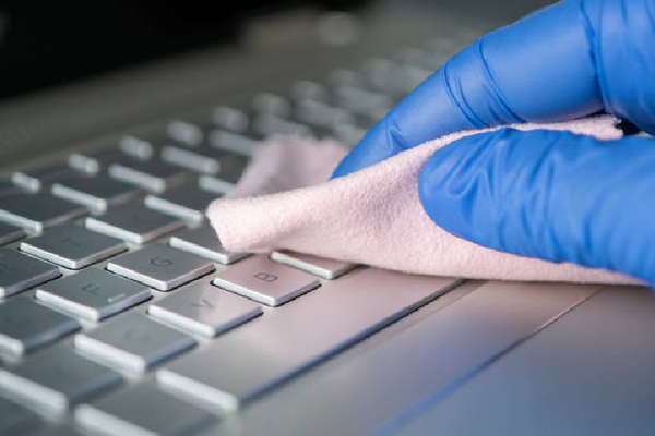 Dùng khăn khô vệ sinh phím