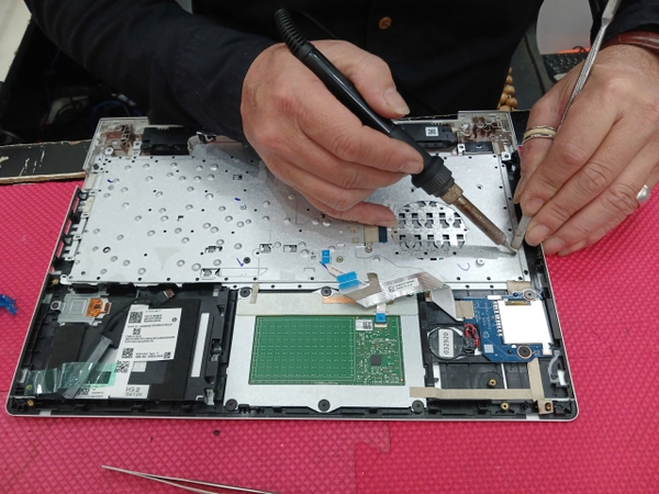 Bàn phím phải hàn vào mặt C, thời gian thay lâu