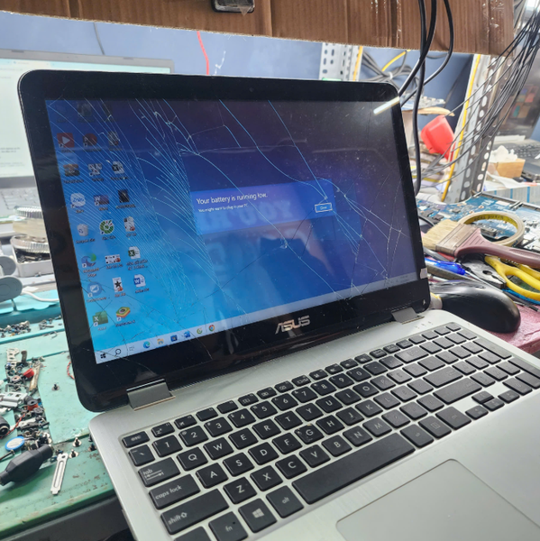 Kính của màn hình bị vỡ