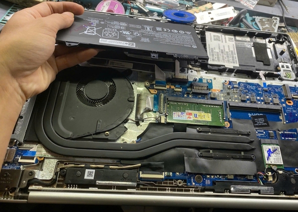 Thay pin laptop