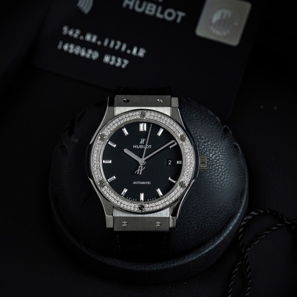 hublot-clasic-fusion-42mm-black-dial-diamond-benzel
