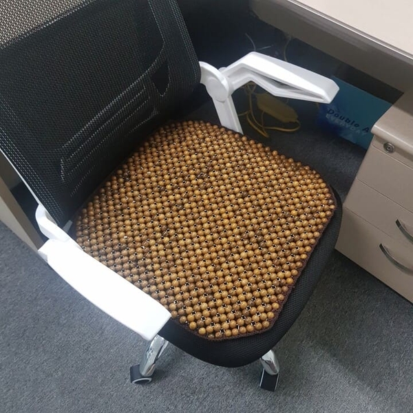 Tấm đệm hạt gỗ massage lót ghế làm việc, ghế sofa, ghế ô tô, yên xe máy, vv... Gỗ Bách Xanh 100% tự nhiên cao cấp