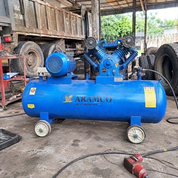 Máy bơm hơi 2 cấp Aramco 10 HP V-1.05/12.5, tại tiệm làm lốp xe tải