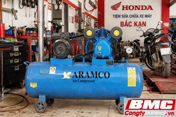 Máy nén khí V-0.6/8 trong tiệm xe máy hoda Bắc kạn