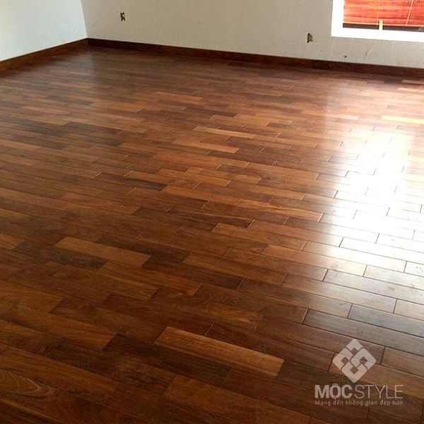 Đảm bảo sàn gỗ tiếp xúc với lượng ánh sáng phù hợp