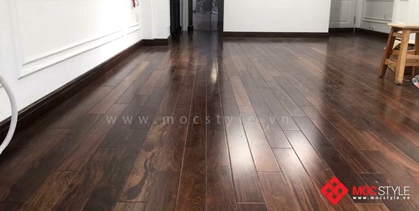 Sàn gỗ Chiu Liu màu tối tạo sự tương phản màu sắc
