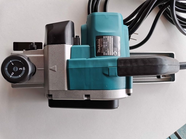 Máy bào 82mm dùng điện 750W Makita M1100B