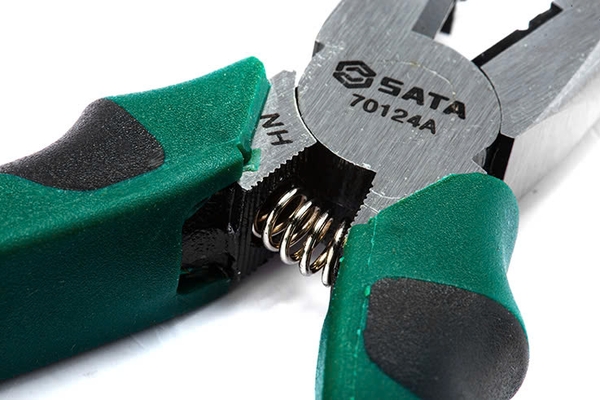 Kiềm đa năng mũi dài kiểu Nhật 6 inch thép Cr-V SATA 70124A