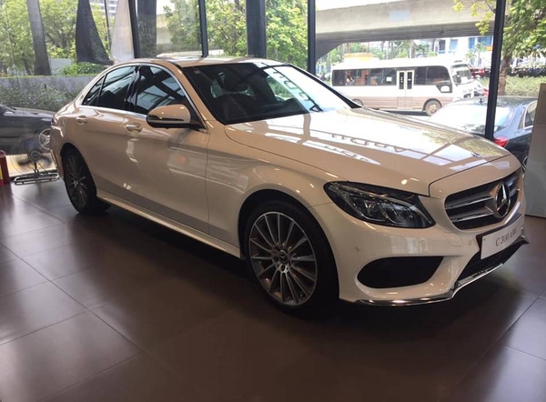 Cho thuê xe lái ngày Mercedes C300 AMG