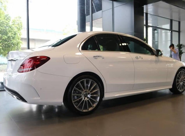 Cho thuê xe Mercedes E300 AMG đời mới