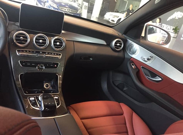 Cho thuê xe lái ngày Mercedes C300 AMG