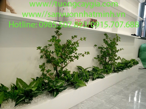 thi-cong-lap-dat-cay-la-nhan-tao-trong-buc-go-tai-657-quang-trung-go-vap-tp-hcm