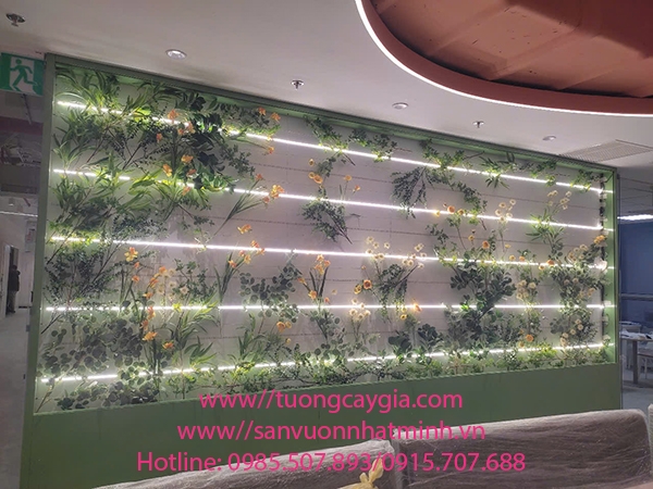 decor-hoa-cay-xanh-qua-lop-kinh-mo-tai-van-phong-tap-doan-prudential-viet-nam-ta