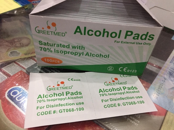 bong-tam-con-alcohol-pads