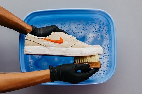 9 cách vệ sinh giày Sneaker, giày thể thao trắng sạch như mới