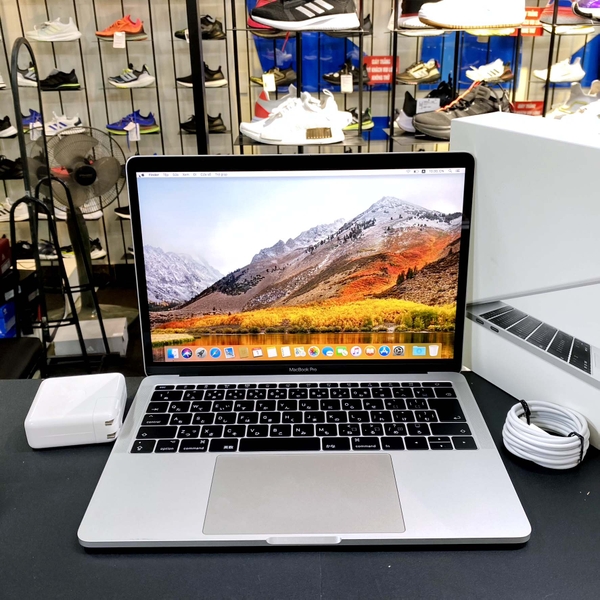 MacBook Pro 2017 13インチ / スペースグレー / 256GB