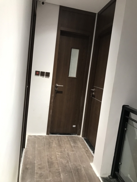 cửa vệ sinh ô thoáng kín kết hợp ô kính ngắn