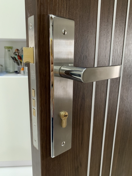 Khóa cửa chính