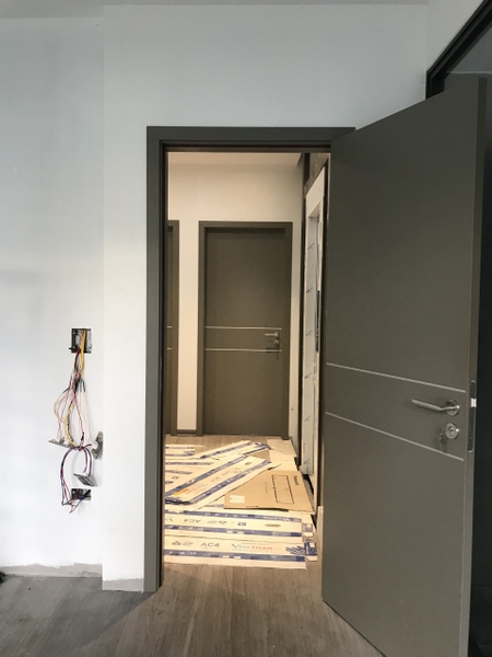 cửa màu ghi xám