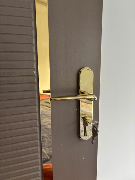 mẫu khóa màu vàng