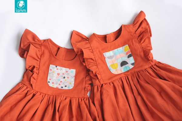 Váy linen cam phối hoạ tiết ô đại