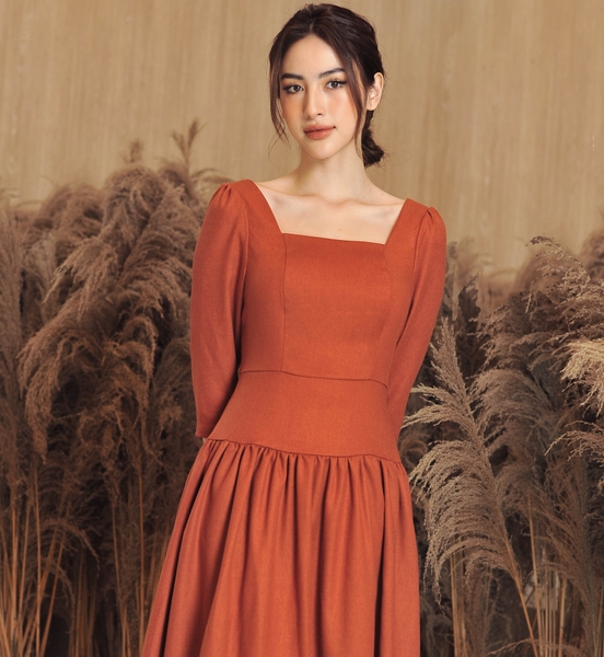 Đầm cam cổ vuông tay ngắn nối tùng Linne' LICAMEL