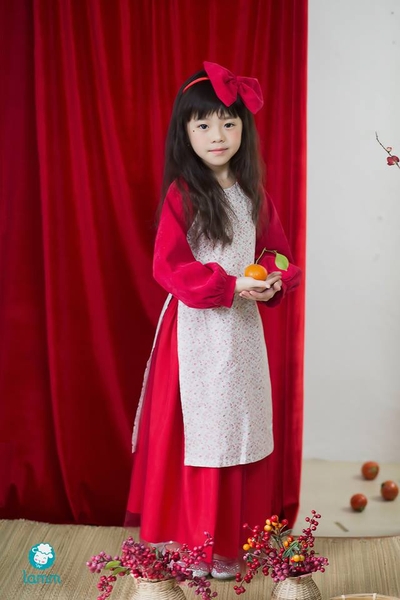 Áo dài nhung tay đỏ thân hoa