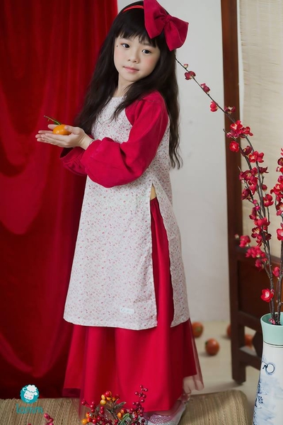 Áo dài nhung tay đỏ thân hoa