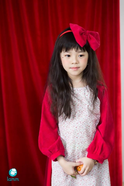 Áo dài nhung tay đỏ thân hoa