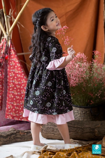 Váy bé gái Váy thô cào bông thân hoa đen tay lỡ bèo hồng