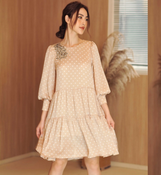 Đầm lụa chấm bi be thêu lá Linne' BLACKWOOD