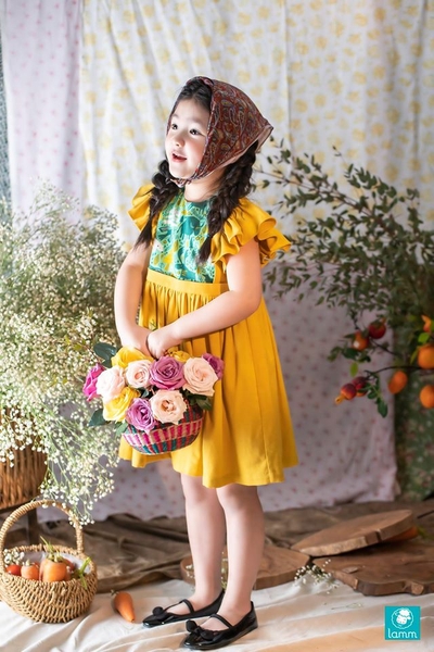 Váy linen vàng bèo vai phối họa tiết gấu xanh POOH