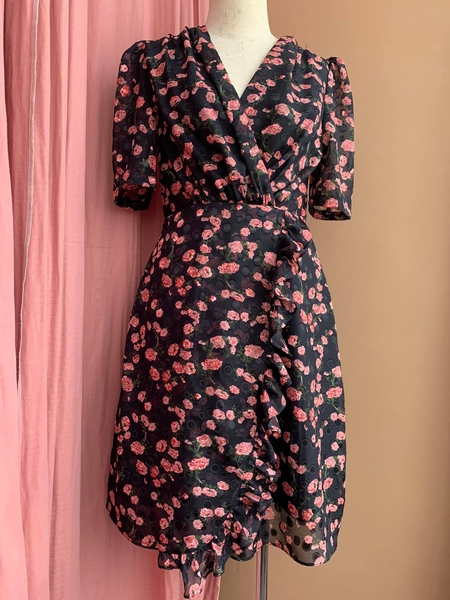 Váy voan tơ đen hoa hồng tay bồng vạt chéo bèo