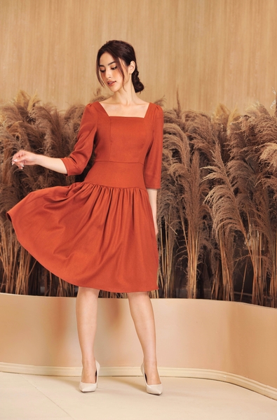 Đầm cam cổ vuông tay ngắn nối tùng Linne' LICAMEL