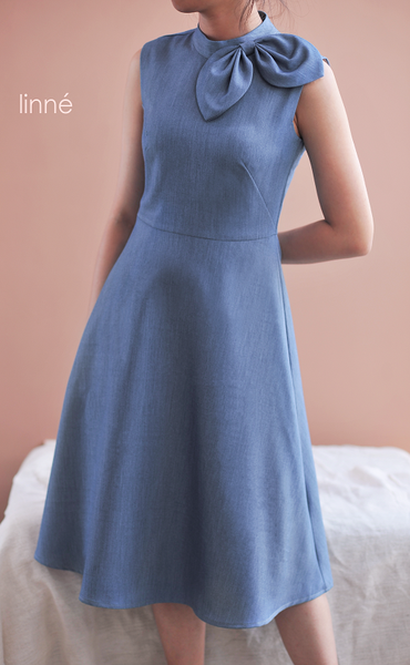 Váy bò lụa faux-denim xanh sát nách cổ cao đính nơ