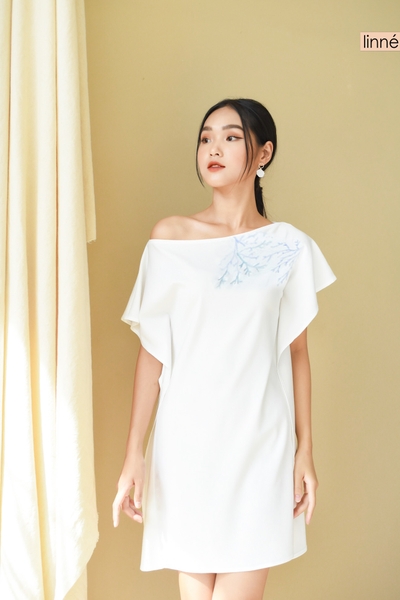 Váy đũi trắng lệch vai thêu san hô xanh Linné