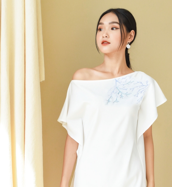 Váy đũi trắng lệch vai thêu san hô xanh Linné