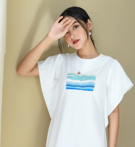 Váy trắng thêu sóng biển thuyền cam Linné