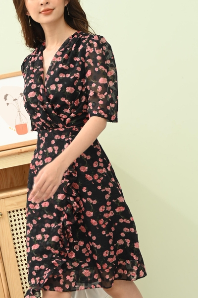 Váy voan tơ đen hoa hồng tay bồng vạt chéo bèo