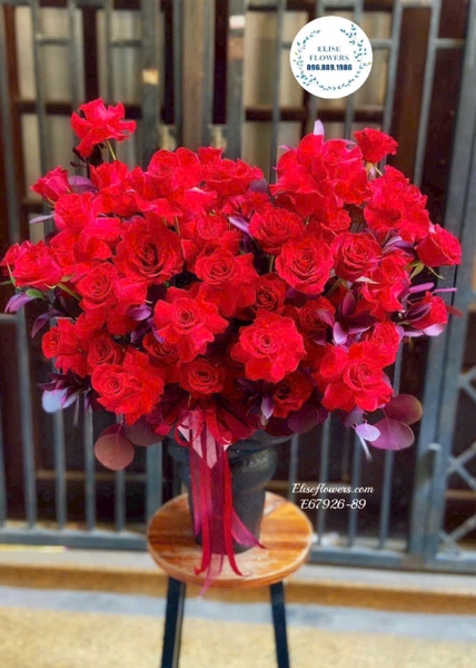 Bình hoa hồng đỏ kỷ niệm ngày cưới sang trọng tại Hà Nội | Elise Flowers