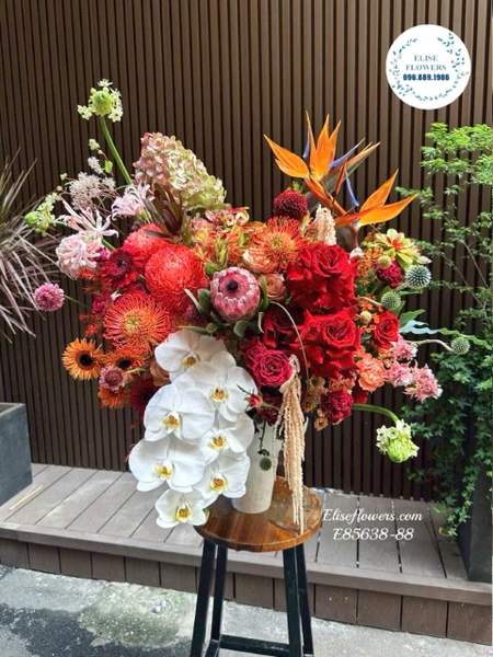 Bình hoa tone đỏ chúc mừng Ngày Doanh nhân Việt Nam | Elise Flowers